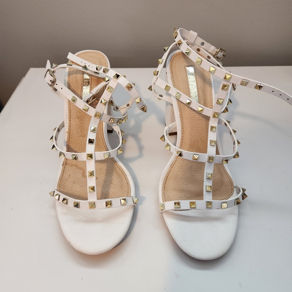 White strappy sandals w/ gold studs 7.5